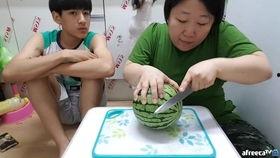 吃瓜 母子,温馨日常中的欢乐时光  第1张